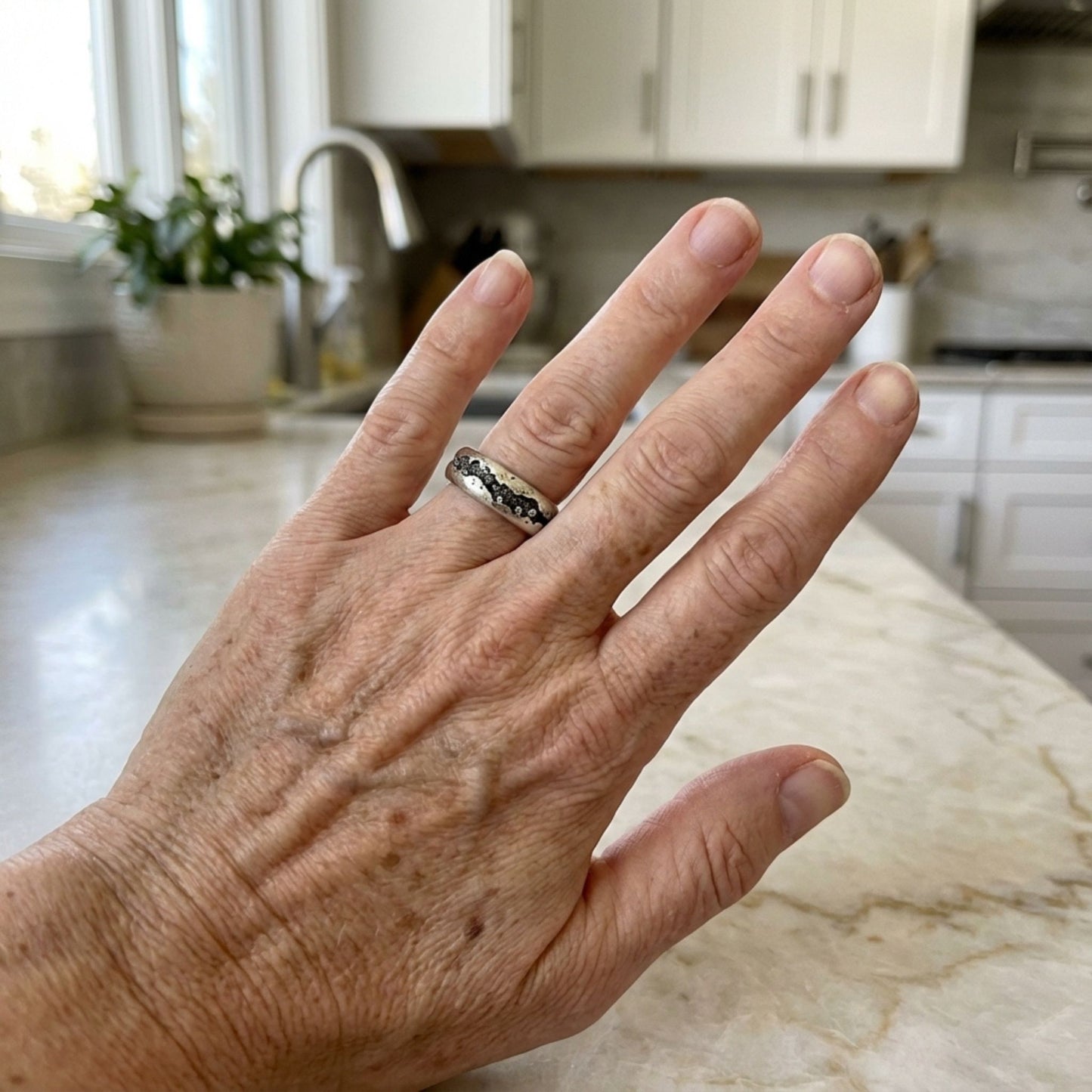 Vintage White & Black Gold Ring